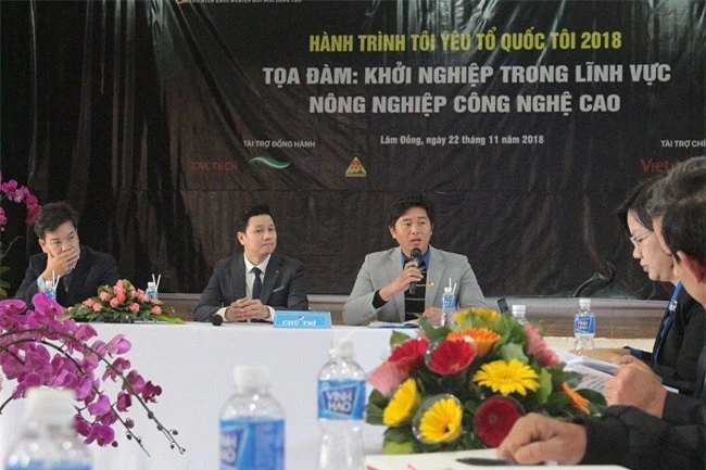 Anh Phan Thanh Sang, Chủ tịch Hiệp hội hoa Đà Lạt, người khởi nghiệp với NNCNC từ khi là sinh viên năm 2 và đã rất thành công với trang trại hoa YSA Orchid Farm, giải đáp thắc mắc của các bạn trẻ khởi nghiệp (Ảnh: VH)