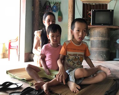 Người mẹ nghèo suốt 11 năm khao khát hai con gọi một tiếng “mẹ ơi”