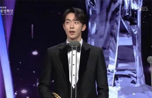 Bất chấp diễn xuất gây tranh cãi, giải Rồng Xanh danh giá xứ Hàn vẫn gọi tên Nam Joo Hyuk