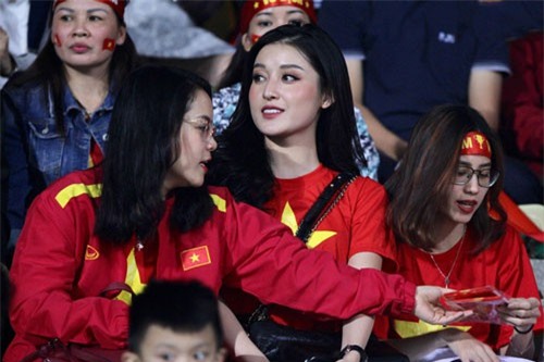 Á hậu Huyền My rạng rỡ trên khán đài SVĐ Hàng Đẫy, trực tiếp cổ vũ hết mình cho đội tuyển Việt Nam