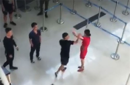 Nữ nhân viên hàng không bị hành hung vì... không chịu chụp ảnh chung?