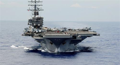 Hiện tượng lạ khi tàu sân bay hạt nhân Mỹ cập cảng Hong Kong