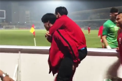 Clip: Công Phượng cõng Văn Toàn rời sân