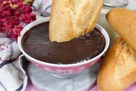 Clip: Bữa sáng ngọt ngào với bánh mì sốt cacao