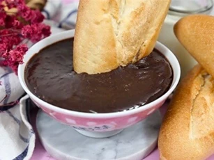 Clip: Bữa sáng ngọt ngào với bánh mì sốt cacao