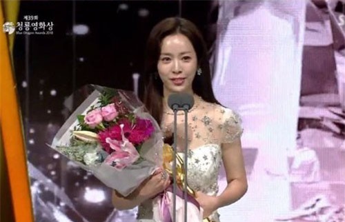 "Ngọc nữ" Han Ji Min ẵm trọn danh hiệu Ảnh Hậu tại "Giải Rồng Xanh 2018"