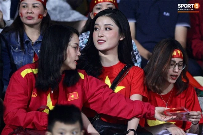 Á hậu Huyền My rạng rỡ trên khán đài SVĐ Hàng Đẫy, trực tiếp cổ vũ hết mình cho đội tuyển Việt Nam - Ảnh 2.