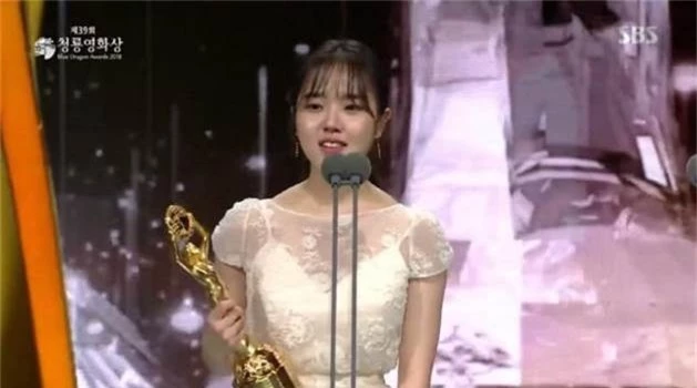 Bất chấp diễn xuất gây tranh cãi, giải thưởng Rồng Xanh danh giá nhất màn ảnh Hàn vẫn gọi tên Nam Joo Hyuk - Ảnh 5.