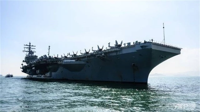  Tàu sân bay USS Ronald Reagan tới Hong Kong ngày 21/11 (Ảnh: AFP) 