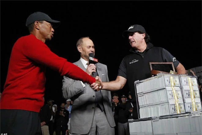 Đại chiến golf "2 tỷ đô": Tiger Woods chơi đẹp với đối thủ & cái kết sốc - 1