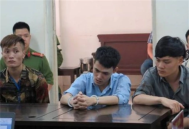 Trần Đức Quân (giữa) và các bị cáo tại phiên tòa.