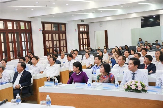 Đông đại biểu là các chuyên gia, nhà khoa học, quản lý giáo dục các trường ĐH trên cả nước tham dự.