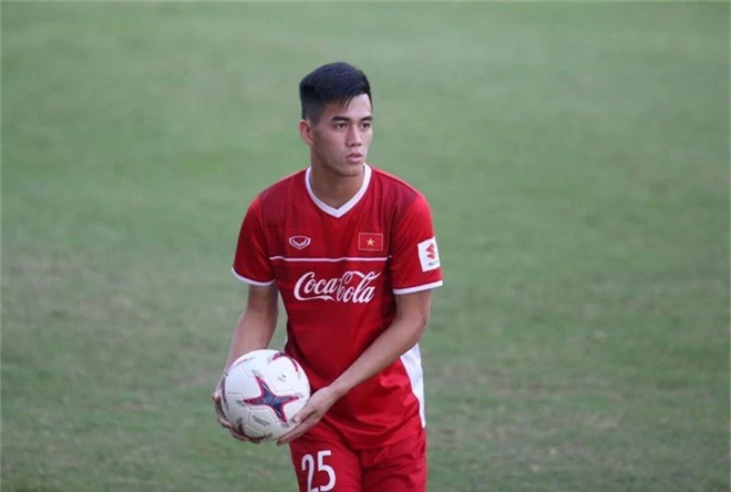 Tất tần tật về Tiến Linh - cầu thủ điển trai mở tỉ số cho đội tuyển Việt Nam - Ảnh 1.