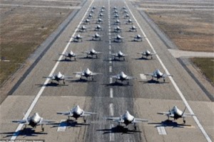 Clip: Tiêm kích F-35A của Mỹ lập đội hình, phô diễn sức mạnh chưa từng có 