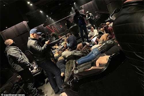 Clip: Cảnh sát đột kích hộp đêm thác loạn ‘tiệc sex’ ở Nga