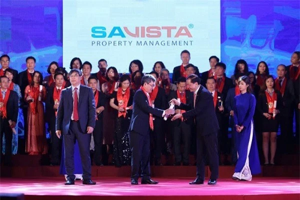 Ông Nguyễn Tiến Dũng – Tổng Giám đốc Công ty SAVISTA đại diện nhận cúp Thương hiệu mạnh Việt Nam 2017