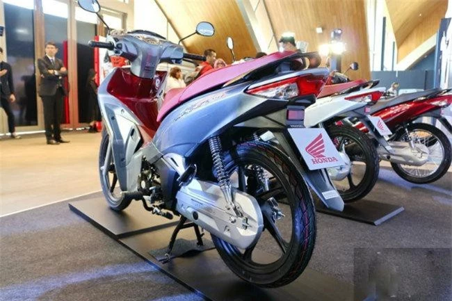 Theo đó, 2019 Honda Wave 125i bản đĩa đơn chỉ có giá đề xuất 5.999 RM (33,4 triệu VNĐ), còn bản đĩa kép có giá đề xuất là 6.299 RM (35,09 triệu VNĐ), gần tương đương với Honda Future 125i ở thị trường Việt Nam. 