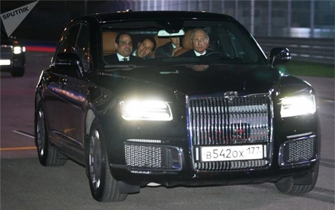 Vào tháng 10 vừa qua, truyền thông đã phát hiện Tổng thống Nga Vladimir Putin chở Tổng thống Ai Cập AbdelFatah el-Sisi trong chiếc sedan Aurus Senat quanh đường đua Công thức 1. Đây là chiếc Limousine do Nga tự sản xuất dành cho Tổng thống Putin khi ông tái nhậm chức vào tháng 5 vừa qua và nhận được sự chú ý của đông đảo dư luận.