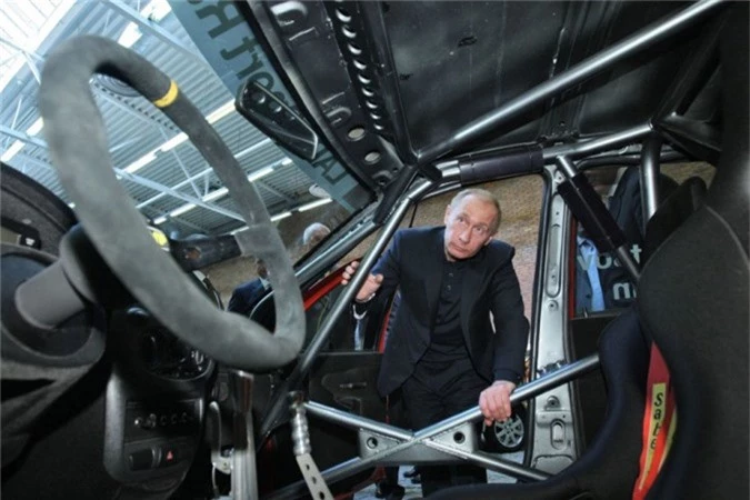 Tổng thống Nga Vladimir Putin kiểm tra mẫu ô tô thử nghiệm được sản xuất bởi hãng sản xuất ô tô Nga AvtoVAZ (Ngày 30 tháng 3 năm 2009).