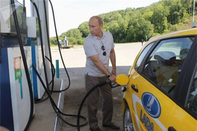 Tổng thống tiếp nhiên liệu cho xe tại một trạm xăng khi trên đường lái xe đến công trường xây dựng nhà máy thủy điện Nizhne-Bureyskaya (Ngày 27 tháng 8 năm 2010).