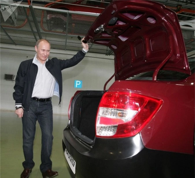 Chiếc LADA Garant màu đỏ khác được tổng thống Putin trưng dụng. (Ngày 11 tháng 5 năm 2011).