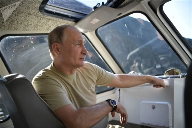 Tổng thống Nga Vladimir Putin tận hưởng kỳ nghỉ giữa thiên nhiên Tuva, Siberia. (Ngày 26 tháng 8 năm 2018).