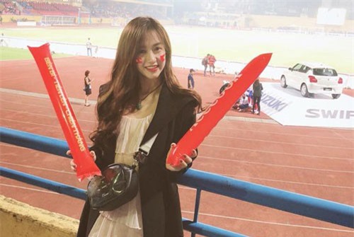 Trốn việc đi xem Việt Nam đá, cô gái xinh đẹp chiếm spotlight chỉ nhờ 1 tấm ảnh