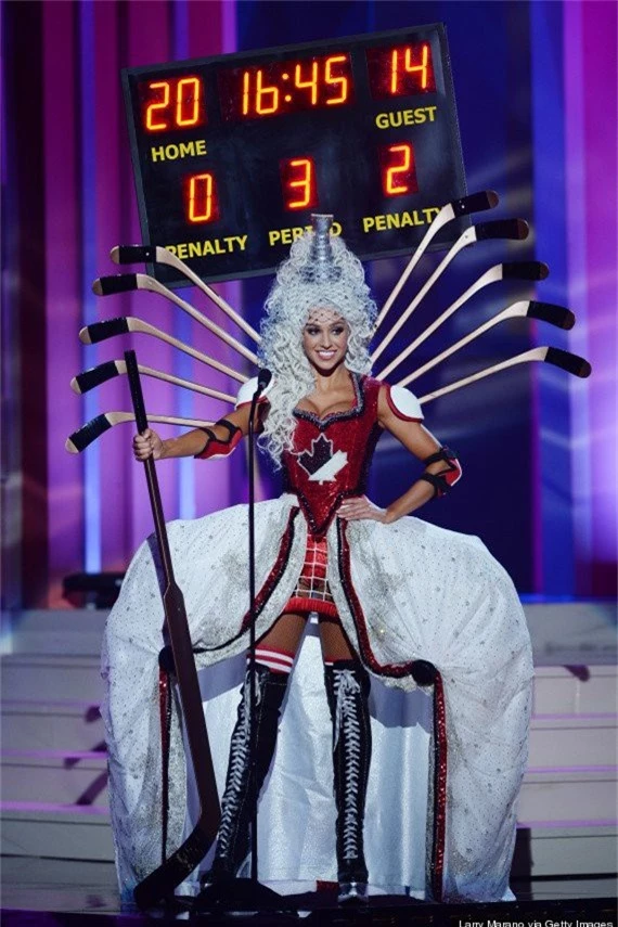  Miss Universe 2014 - người đẹp Canada: Khúc côn cầu - bộ môn thể thao được người dân Canada yêu thích - chính là nguồn cảm hứng cho bộ phục trang. 