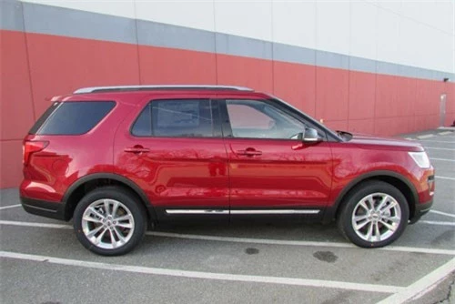 3. Ford Explorer 2018 (giá khởi điểm: 32.140 USD).