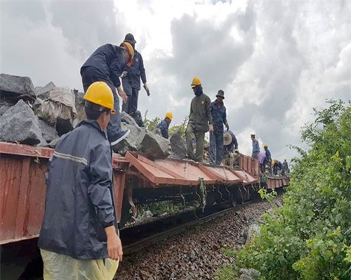 Mưa lũ lớn từ bão số 9, đường sắt Bắc - Nam tê liệt