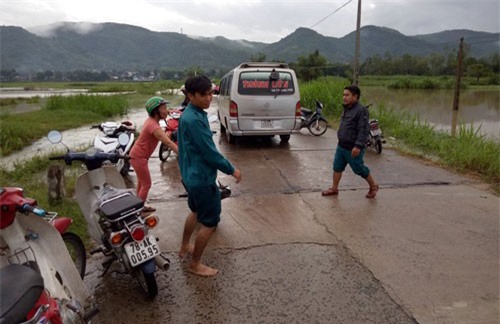 Bão số 9 chưa đổ bộ, nhiều nhà đã sập đổ