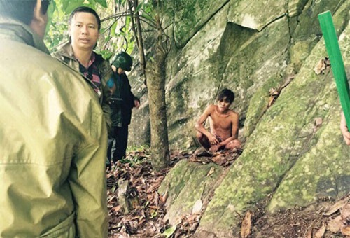 Trắng đêm truy bắt đối tượng cầm dao cố thủ trong hang sâu