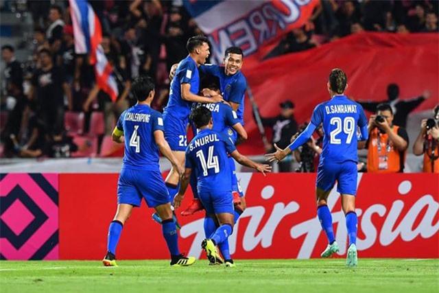 Clip: ‘Đè bẹp’ Singapore, Thái Lan có vé vào bán kết AFF Cup 2018