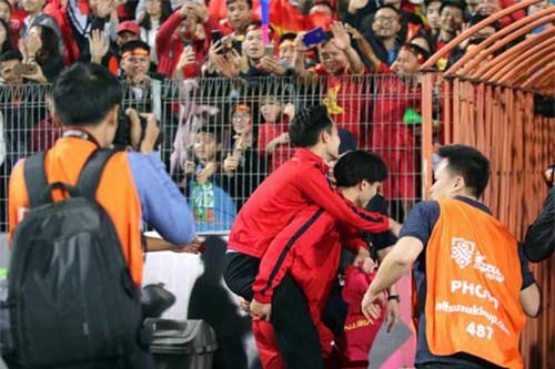 Công Phượng cõng Văn Toàn sau tin dữ, fan nữ phấn khích cổ vũ