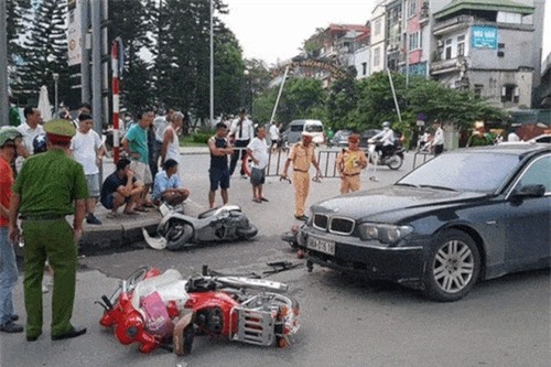 Clip:  Người phụ nữ đạp nhầm chân ga, xe hơi tông liên tiếp 9 ôtô