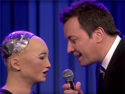 Robot Sophia hát karaoke như người thật khiến cả thế giới choáng váng