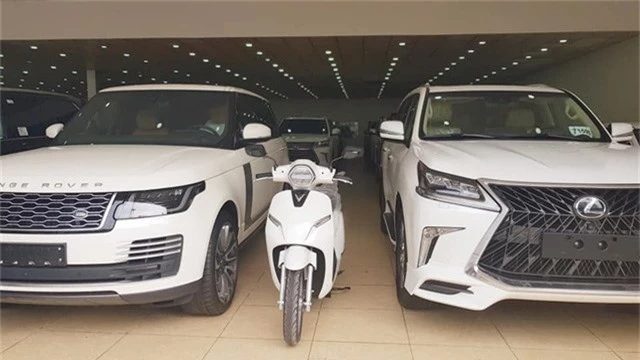 Bán xe thời VinFast: Mua Range Rover, Lexus LX570 tặng ngay xe điện Klara - Ảnh 2.