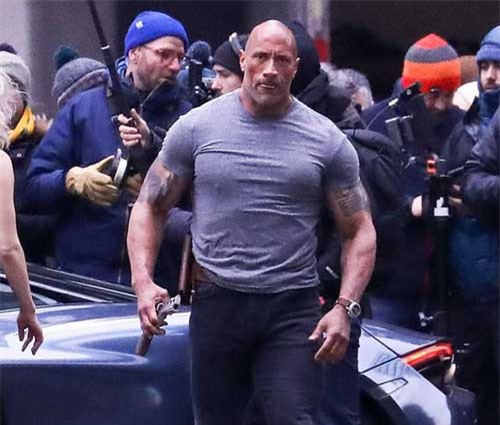 "Vua bọ cạp" Dwayne Johnson khoe cơ bắp "khủng" trên phim trường