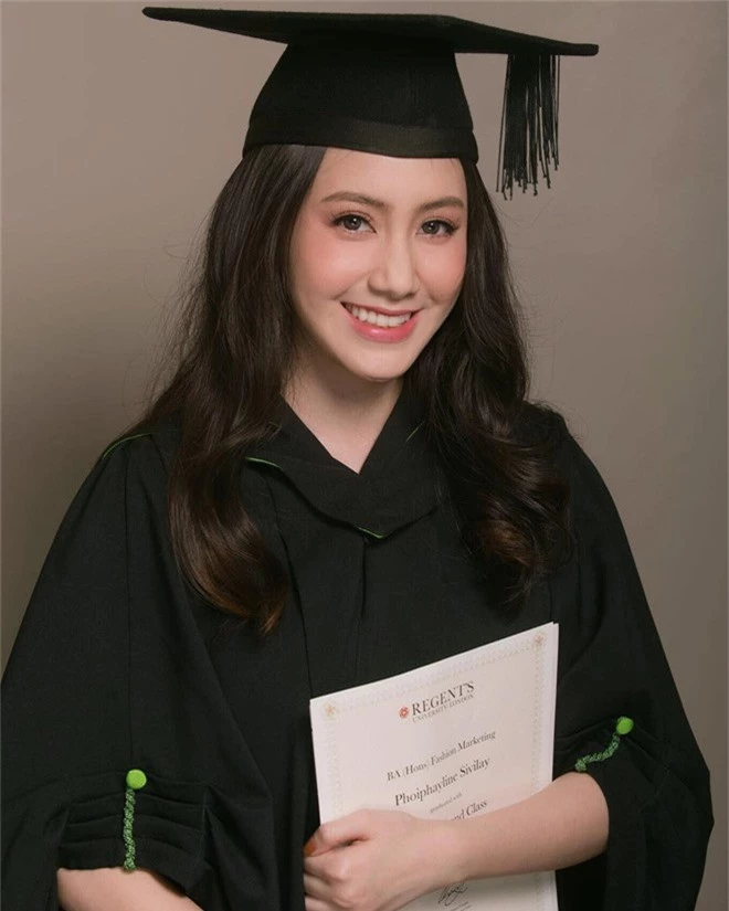 Hot girl Lào gốc Việt xinh đẹp nổi bật trong lễ tốt nghiệp đại học tại Anh - Ảnh 1.