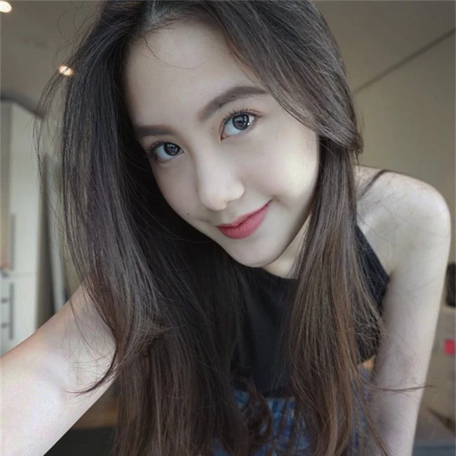 Hot girl Lào gốc Việt xinh đẹp nổi bật trong lễ tốt nghiệp đại học tại Anh - Ảnh 3.