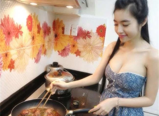 mac do sexy tot cung ngay ca khi vao bep, may ai qua mat duoc elly tran? hinh anh 7