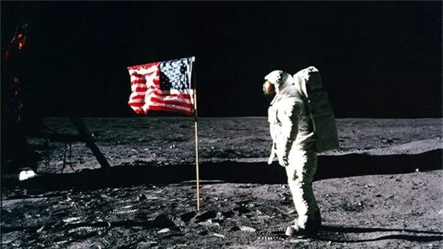 Phi hành gia Buzz Aldrin chào cờ Mỹ trên mặt trăng (Ảnh: NASA)