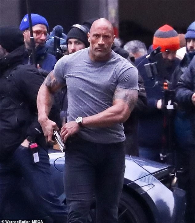  Dwayne Johnson khoe cơ bắp ấn tượng khi quay phim mới tại London ngày 24/11 vừa qua 