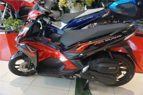 2018 Honda Air Blade màu cam đen tại một đại lý bán lẻ. 