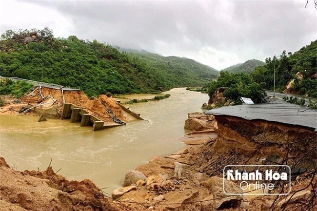 Cận cảnh cây cầu và đoạn đường bị sức tàn phá kinh hoàng của mưa lũ cuốn sập (Ảnh: Báo Khánh Hoà)