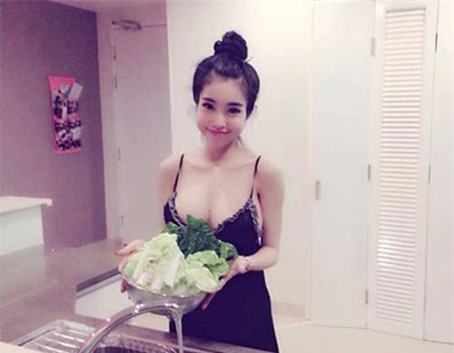 Mặc đồ sexy tột cùng ngay cả khi vào bếp, mấy ai qua mặt được Elly Trần?