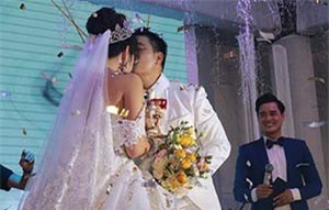 Hoa hậu Đại dương Đặng Thu Thảo khóa môi ngọt ngào cùng ông xã trong hôn lễ