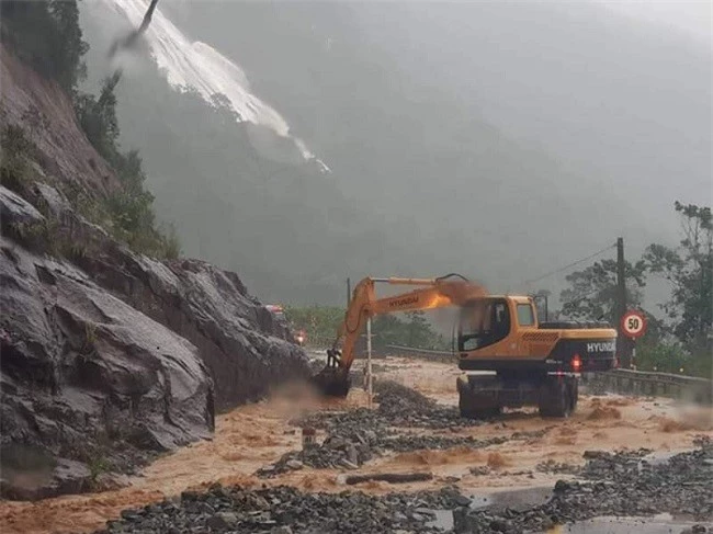 Ngành chức năng huy động phương tiện để khai thông đèo Khánh Lê (Ảnh: VH)