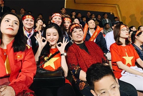 Á hậu Huyền My 'rủ' mẹ Quang Hải 'đốt cháy' khán đài sân Mỹ Đình