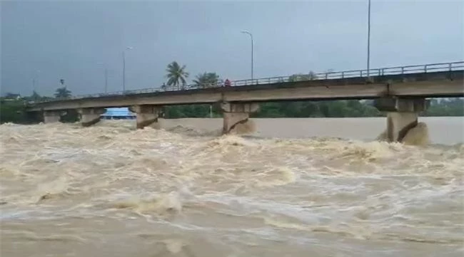 Lũ trên sông Cái tại TP. Nha Trang đang lên rất cao vượt mức báo động II (Ảnh: TA)